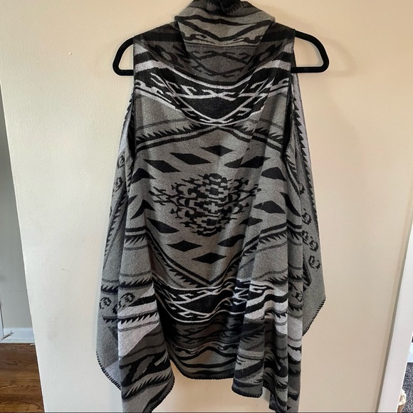 Aztec Print Sweater Vest - Picture 3 of 3